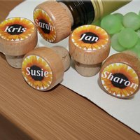 Sonnenblume Weinstopper Personalisierter Hochzeit Namensgeschenk Blumenstopper Geschenke Unter 10 Weingeschenk von HobKnobin