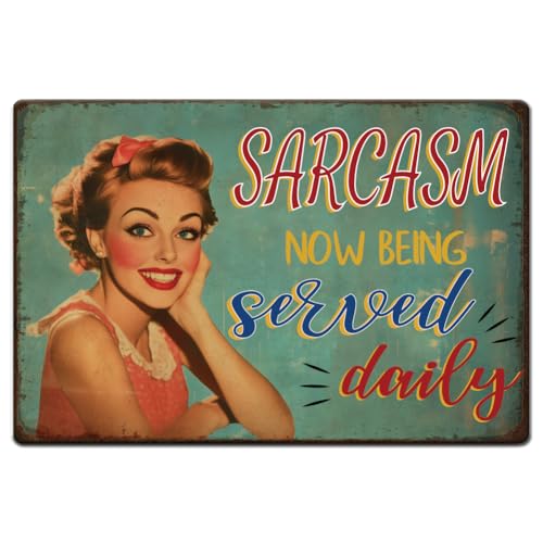 Hobbspring 1 Stück Vintage Blechschild Aus Metall 20x30cm Retro Eisen Daily Sarcasm Schild Rostiger Look Sarkasmus Now Being Served Daily Humorvolles Poster Für Zuhause Büro Garten Wanddekoration von Hobbspring