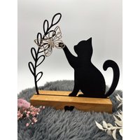 Handgemachte Katzen Deko Mit Schmetterling Aus Eichenholz - Natur Dekoration Für Wohnzimmer, Tierliebhaber, Holzkunst, Geschenkidee" von Hobelsberger