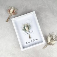 Bilderrahmen Jahrestag Mit Trockenblumenstrauß | Datum & Namen Bilderrahmen Jahrestag Mit Trockenblumenstrauß | Datum & Namen von HochgefuehlShop
