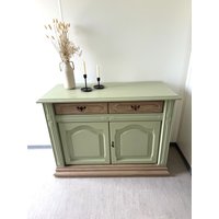 Vintage Kommode in Salbeigrün & Taupe | Upcycling Schrank Im Landhausstil Handbemalt Mit Kreidefarbe Boho Unikat Vintage Kommode in Salbeigrün & Taupe | Upcycling Schrank Im Landhausstil Handbemalt Mit Kreidefarbe Boho Unikat von HoedlMoebel