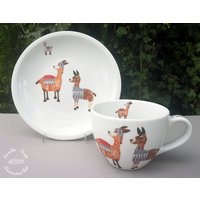Frühstücksservice 2-Teilig Porzellan Lama Wunschname Set Kinder Xxl Becher Frühstücksteller Tiere Personalisiert von HoeschPorzellan