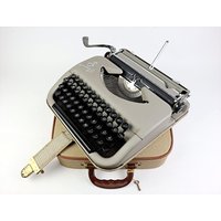 Princess 100 Vintage Schreibmaschine Mattgrau Im Koffer Von 1954 Mit Bedienungsanleitung - Sehr Schöner Zustand Princess 100 Vintage Schreibmaschine Mattgrau Im Koffer Von 1954 Mit Bedienungsanleitung - Sehr Schöner Zustand von Hogusch