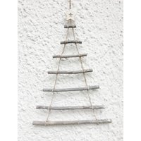 Holzleiter Als Weihnachtsbaum, Natürliche Äste Christbaum, Adventskalender Zum Befüllen, Diy Weihnachtsdeko Basteln, Flache Baumform Holzleiter Als Weihnachtsbaum, Natürliche Äste Christbaum, Adventskalender Zum Befüllen, Diy Weihnachtsdeko Basteln, Flache Baumform von Hollabusch