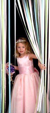 Robuste Fensterblende, Fliegenschutz, Streifenblende, Türblende - Pastell Mehrfarbig (100cm breit) - Komplett mit selbstklebenden Haken für UPVC Kunststoffrahmen von Holland Plastics