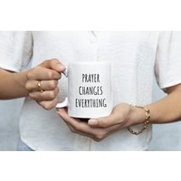 Gebet Verändert Alles Kaffeetasse - Inspirierende Gebetskaffeetasse, Wirkt Tasse, Glaube Und Religionstasse, Glaubensgeschenkidee, Geschenk Gebet Verändert Alles Kaffeetasse - Inspirierende Gebetskaffeetasse, Wirkt Tasse, Glaube Und Religionstasse, Glaubensgeschenkidee, Geschenk von HolleyGirlDesigns