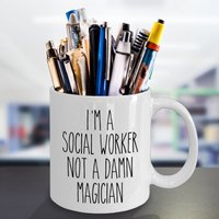 Humorvolle Tasse Für Social Worker, I'm A Worker Not Damn Magician, Lustiges Geschenk Ratgeber, Therapeut Psychiater von HolleyGirlDesigns