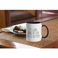 Lustige Tasse Für Alte Person, Es Ist Seltsam, Das Gleiche Alter Wie Leute Zu Haben, Lustiges Geburtstagsgeschenk Leute, Über Dem Hügel Geschenk Lustige Tasse Für Alte Person, Es Ist Seltsam, Das Gleiche Alter Wie Leute Zu Haben, Lustiges Geburtstagsgeschenk Leute, Über Dem Hügel Geschenk von HolleyGirlDesigns
