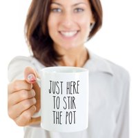Nur Hier, Um Die Pot-Kaffeetasse Zu Rühren - Lustiges Geschenk Für Frechen Temperamentvollen Freund, Heiße Messbecher, Unruhestifter-Geschenkidee Nur Hier, Um Die Pot-Kaffeetasse Zu Rühren - Lustiges Geschenk Für Frechen Temperamentvollen Freund, Heiße Messbecher, Unruhestifter-Geschenkidee von HolleyGirlDesigns