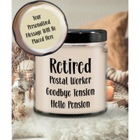 Personalisierte Postbote Kerze, Abschiedsgeschenk Hello Pension, Lustiges Ruhestandsgeschenk, Nachricht Unter Deckel 210 G 16G von HolleyGirlDesigns