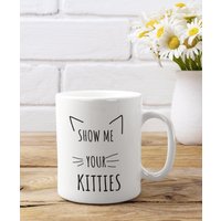 Zeig Mir Deine Kätzchen Kaffeetasse - Lustiges Geschenk Für Katzenmama, Geschenkidee Katzenliebhaber, Zeig Dich Kätzchen, Lustige Und Alberne von HolleyGirlDesigns