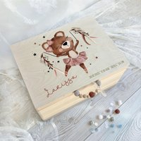 Baby Erinnerungsbox Mit Name | Fröhlicher Ballerina-Bär Blumen Personalisierte Holzkiste von HolliWoodKids