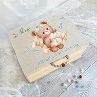 Erinnerungsbox Mit Name | Abenteuer-Pilot Bär in Papp-Flugzeug Fliegerbrille Geschenk Zur Taufe & Geburtstag von HolliWoodKids