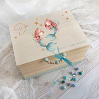 Erinnerungsbox Mit Name | Zwei Meerjungfrauen Kronen & Glitzerschwänzen Perfektes Geschenk Für Kleine Meeresliebhaberinnen Zur Geburt von HolliWoodKids