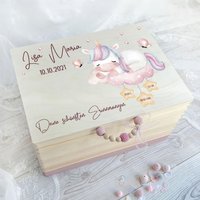 Baby Geschenk Zur Geburt Mädchen | Einhorn-Motiv Mit Rosa Wolke & Sternanhängern Erinnerungskiste Holz Geburtsdaten Und Gravur Baby Geschenk Zur Geburt Mädchen | Einhorn-Motiv Mit Rosa Wolke & Sternanhängern Erinnerungskiste Holz Geburtsdaten Und Gravur von HolliWoodKids