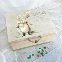Erinnerungskiste Baby | Lächelndes Krokodil Mit Vogel Personalisiertes Geschenk Individueller Gravur Für Jungen + Mädchen von HolliWoodKids