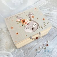 Erinnerungskiste Baby Personalisiert | Schlafender Hase Mit Blumen Geschenk Zur Geburt & Taufe Für Mädchen + Jungen von HolliWoodKids