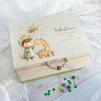 Personalisierte Erinnerungskiste Baby Junge | Dino-Kostüm & Luftballons Geschenk Zur Geburt + Taufe Personalisierte Erinnerungskiste Baby Junge | Dino-Kostüm & Luftballons Geschenk Zur Geburt + Taufe von HolliWoodKids