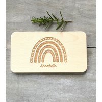 Frühstücksbrettchen Regenbogen Und Name Frühstücksbrettchen Regenbogen Und Name von HollyandPaul