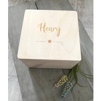 Holzbox Andenken Baby Kind Schatztruhe Geschenk Holzbox Andenken Baby Kind Schatztruhe Geschenk von HollyandPaul