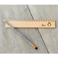 Holzlineal Graviert Personalisiert Pinguin von HollyandPaul