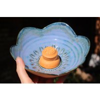 Handgefertigte Insektentränke Aus Keramik - Blaue Blume Vogeltränke Bienentränke Garten Deko Bienen Tränke Unikat Handgedreht Und Bemalt Handgefertigte Insektentränke Aus Keramik - Blaue Blume Vogeltränke Bienentränke Garten Deko Bienen Tränke Unikat Handgedreht Und Bemalt von HolzBee