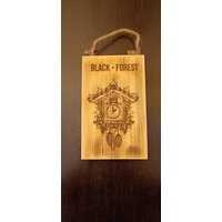 Rustikales Holzschild Mit Schwarzwald-Kuckucksuhr-Motiv von HolzDekoAlex