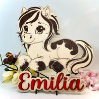 Türschild - Pferd Personalisiert Aus Holz Farbig Geburtsgeschenk Namensschild Kinderzimmer Tiermotiv Türschild - Pferd Personalisiert Aus Holz Farbig Geburtsgeschenk Namensschild Kinderzimmer Tiermotiv von HolzHarmonieSchmiede