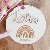 Holzschild Mit Eingraviertem Regenbogen Und 3D Namen | Geburtsdaten Türschild Personalisiertes Geschenk| Geburtsgeschenk von HolzHerzLiebe