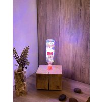 Modern Rustikale Altholz Balken Stehlampe Mit Glasflasche Und Bunter Lichterkette Geölt/Natur Upcycling Klein von HolzStueckl