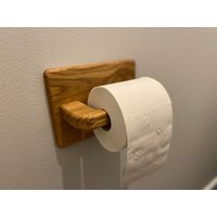 Toilettenpapierhalter "steve" Aus Eichenholz Mit Rückwand Inkl. Montagematerial Toilettenpapierhalter "steve" Aus Eichenholz Mit Rückwand Inkl. Montagematerial von Holzadelwerk