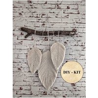 Diy Kit Makramee Federn Blätter Boho Wandbild Am Holz Wanddeko Größe L von Holzfang