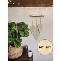 Diy Kit Makramee Federn Blätter Boho Wandbild Am Holz Wanddeko Größe M von Holzfang