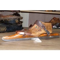 Schuhleisten Auf Holzschlittschuh Mit Lederriemen von Holzgiesserei