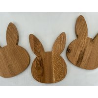 Frühstücksbrettchen Hase, Mini Schneidbrett, Servierbrett S, M, L, Schneidbrettchen Personalisierbar, Ostern, Osterbrett von Holzguhl