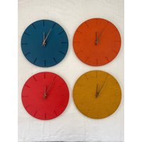Moderne Wanduhr, Bunt, 30cm, Nussbaum Zeiger. Valentinstag Geschenk von Holzguhl