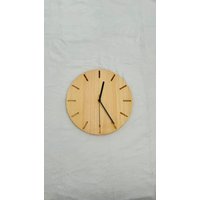 Moderne Wanduhr Aus 3 Schicht Esche, 30cm Groß Auf Wunsch Auch Personalisierbar Als Geschenk von Holzguhl
