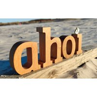 Schriftzug - Ahoi | Aus Eiche Mit Kleinem Akzent Anker, Segelboot Oder Möwe Maritim Badezimmer von HolzimHaus