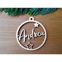 Geschenkanhänger Kugel Aus Holz Personalisiert Mit Name Und Sternen, Lasercut Individualisert von Holzmeile