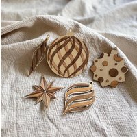 Weihnachtsdeko Holz - Abstrakte Kunst Aus Nussbaum | Braun Und Eiche | Gold Ornament, Weihnachtsgeschenke, Weihnachtsbaum Deko von HolzpuzzleDE