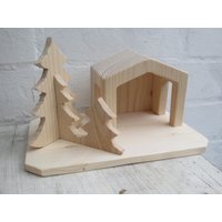 Weihnachtskrippe Kleiner Stall Auf Holzplatte 11x8x10 cm Mit Tannenbäumen, Handgefertigt Holz Natur, Weihnachtsdeko Holzkrippe, Deko Advent von HolzundPinselstrich