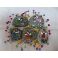 Weihnachtsengel Auf Stein 7x5, Weihnachtsdeko Mit Engel, Glücksengel, Tischdeko Weihnachten, Schutzengel, Geschenktopper Weihnachten Weihnachtsengel Auf Stein 7x5, Weihnachtsdeko Mit Engel, Glücksengel, Tischdeko Weihnachten, Schutzengel, Geschenktopper Weihnachten von HolzundPinselstrich