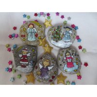 Weihnachtsengel Auf Stein Ca 7x5, Weihnachtsdeko Mit Engel, Glücksengel, Tischdeko Winter Schutzengel, Geschenktopper, Adventskalender Weihnachtsengel Auf Stein Ca 7x5, Weihnachtsdeko Mit Engel, Glücksengel, Tischdeko Winter Schutzengel, Geschenktopper, Adventskalender von HolzundPinselstrich