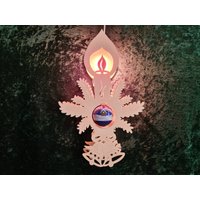 Beleuchtetes Fensterbild Mit Weihnachtskugel Handgesägt Beleuchtetes Fensterbild Mit Weihnachtskugel Handgesägt von HolzwurmHandwerk