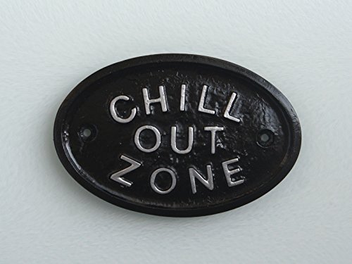 Schwarzes Wandschild mit erhabener silberfarbener Aufschrift: „Chill Out Zone“ von Home Works
