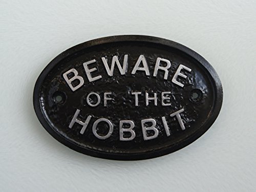 Silbernes Wandschild mit Aufschrift "Beware Of The Hobbit", Schwarz mit erhöhtem silberfarbenem Schriftzug Silbernes Wandschild mit Aufschrift "Beware Of The Hobbit", Schwarz mit erhöhtem silberfarbenem Schriftzug von Home Works