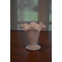Fenton - Vintage Milchglas Ribbon Top Vase von HomeAgainVintageCo