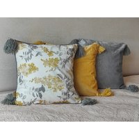 Boho Blumen Quasten Kissen, Gelbe Und Graue Kissen Mit Wolle Handgemacht Quasten, Veltet Sofa, Handgemacht Flauschige von HomeArtPillows