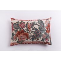 Sale Vintage Blumen Dekokissen, Rechteckiges Kissen, Florales Muster, Pastellfarben Bauernhaus Interieur, Grün Rot Sofakissen von HomeArtPillows