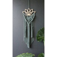 Einzelstück Makramee Traumfänger „Lotus" - Grüner Boho Dreamcatcher Handgemachte Unikat-Wanddeko von HomeDecoFactory